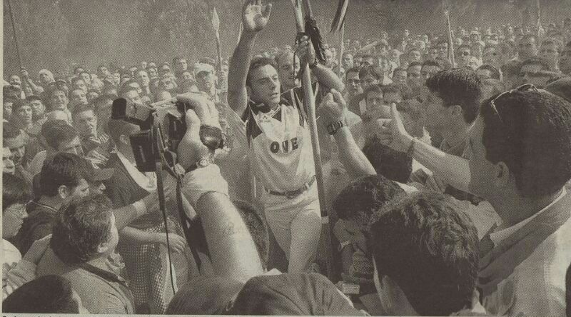Ovejero, rodeado de los participantes, avanza tras dar muerte, junto a otros lanceros, al toro. Fotografía de Fran Jiménez.